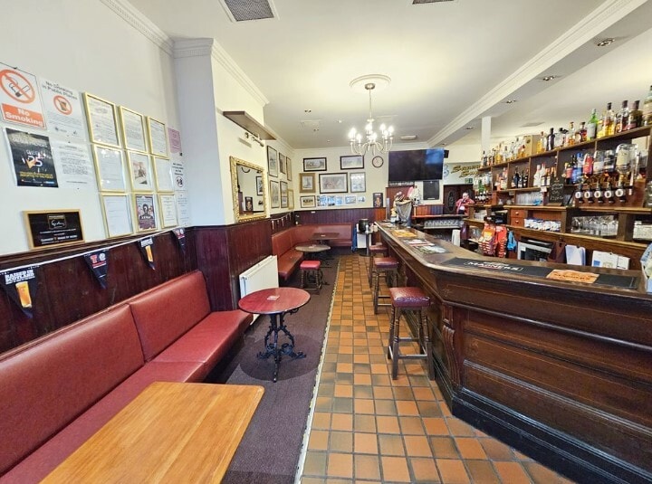 46 Main St, West Kilbride for sale - Interior Photo - Image 2 of 11