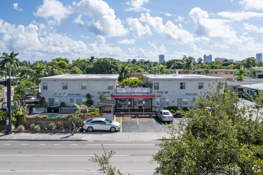 Hollywood Hospitality portefeuille de 11 propriétés à vendre sur LoopNet.ca - Photo principale - Image 1 de 6