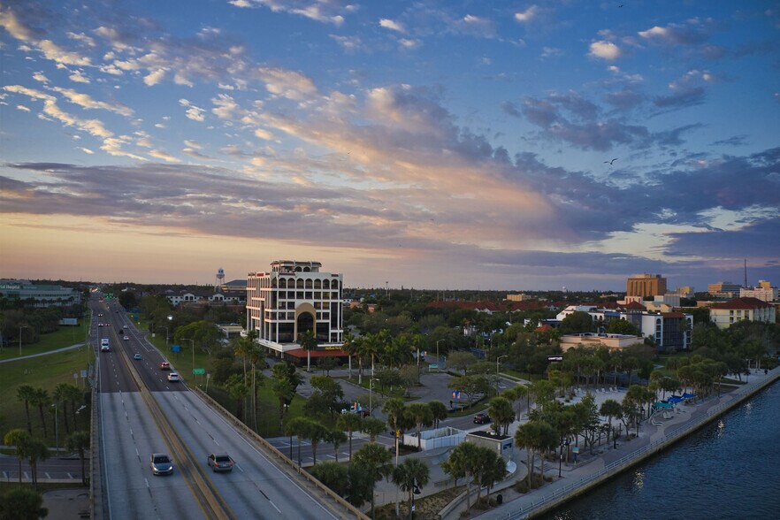 101 Riverfront Blvd, Bradenton, FL à louer - Photo du bâtiment - Image 3 de 14