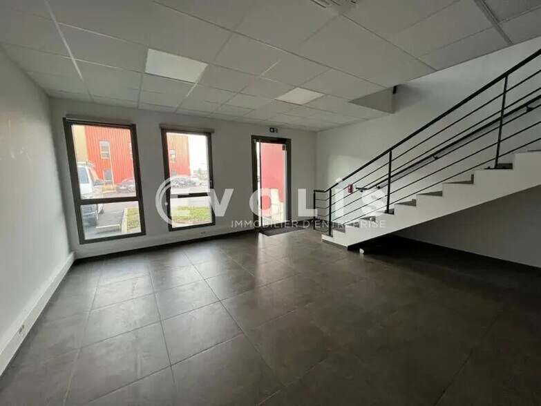 Flex in Chassieu for lease - Interior Photo - Image 3 of 14