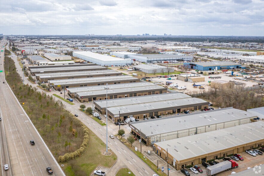 5829 W Sam Houston Pky N, Houston, TX à louer - Aérien - Image 3 de 38