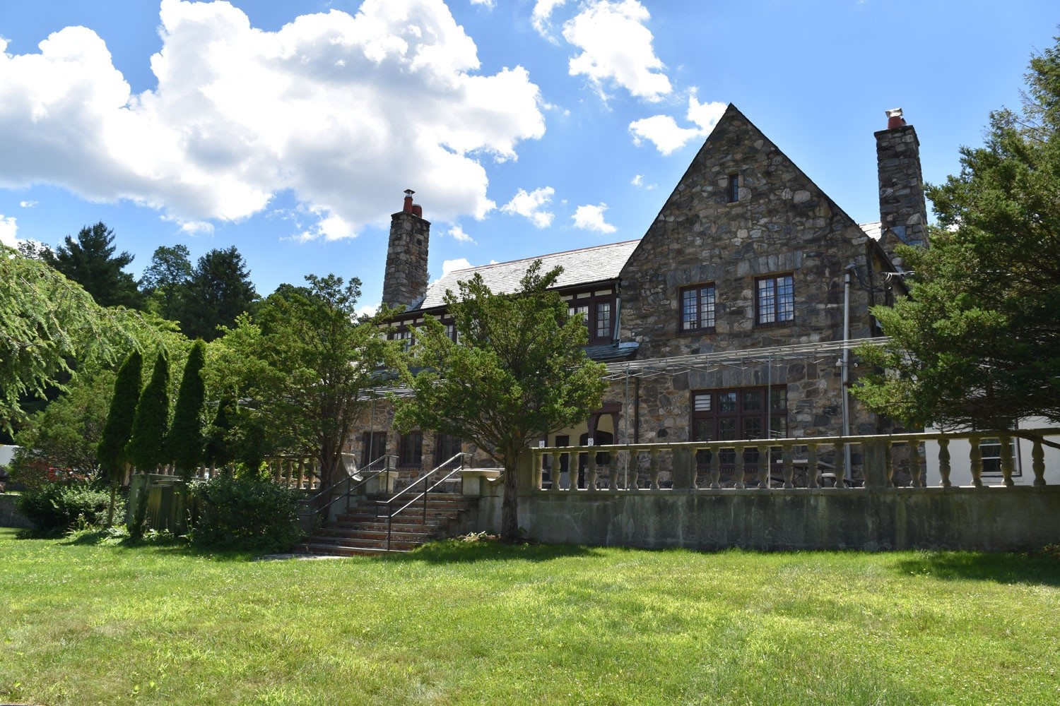 555 Pleasantville Rd, Briarcliff Manor, NY à louer Photo du bâtiment- Image 1 de 3