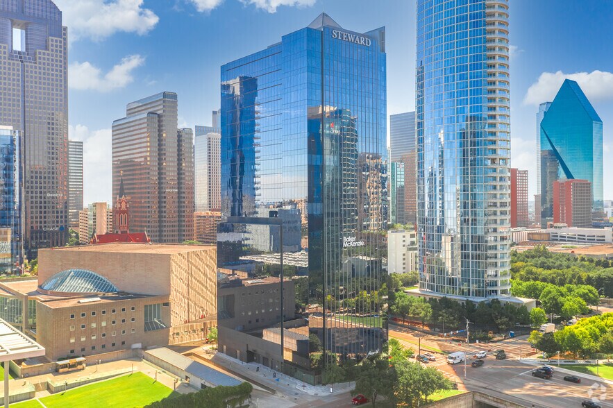 1900 N Pearl St, Dallas, TX à louer - Photo du bâtiment - Image 2 de 15