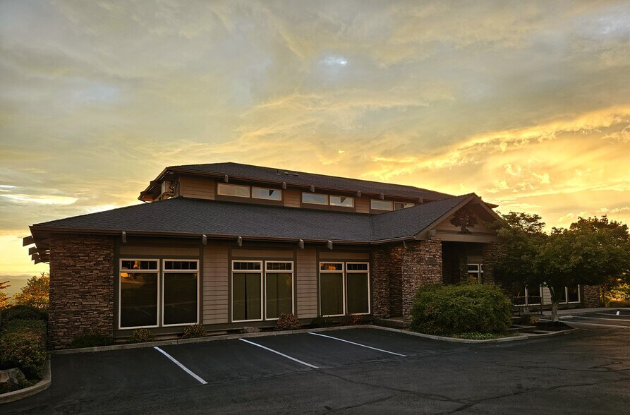 4497 Brown Ridge Ter, Medford, OR à vendre - Photo du bâtiment - Image 3 de 11