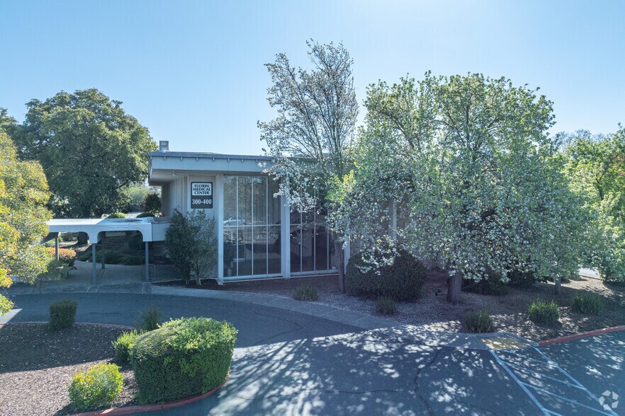 7275 E Southgate Dr, Sacramento, CA à louer - Photo du bâtiment - Image 3 de 11