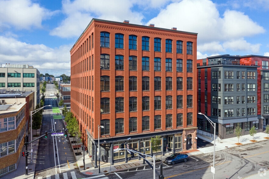 Chestnut Commons & 95 Lofts portfolio of 2 properties for sale on LoopNet.ca - Primary Photo - Image 2 of 2