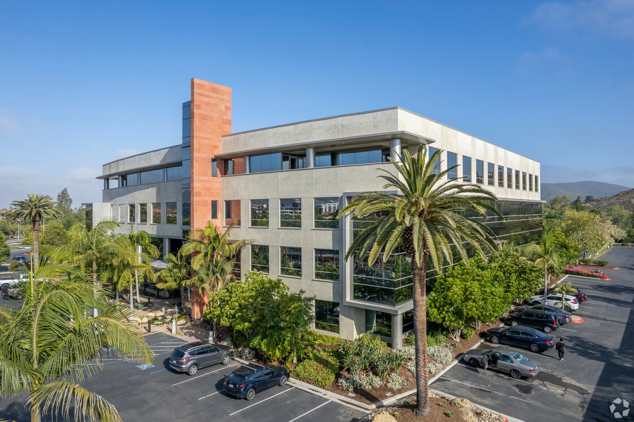 300 Rancheros Dr, San Marcos, CA à louer Photo du bâtiment- Image 1 de 14