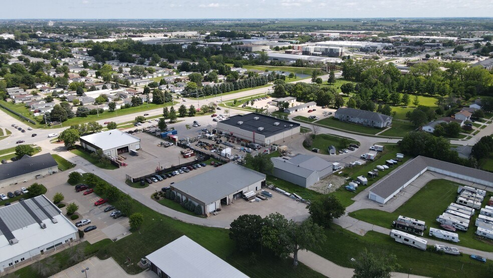 385 SE Oralabor Rd, Ankeny, IA à louer - Photo du bâtiment - Image 2 de 4