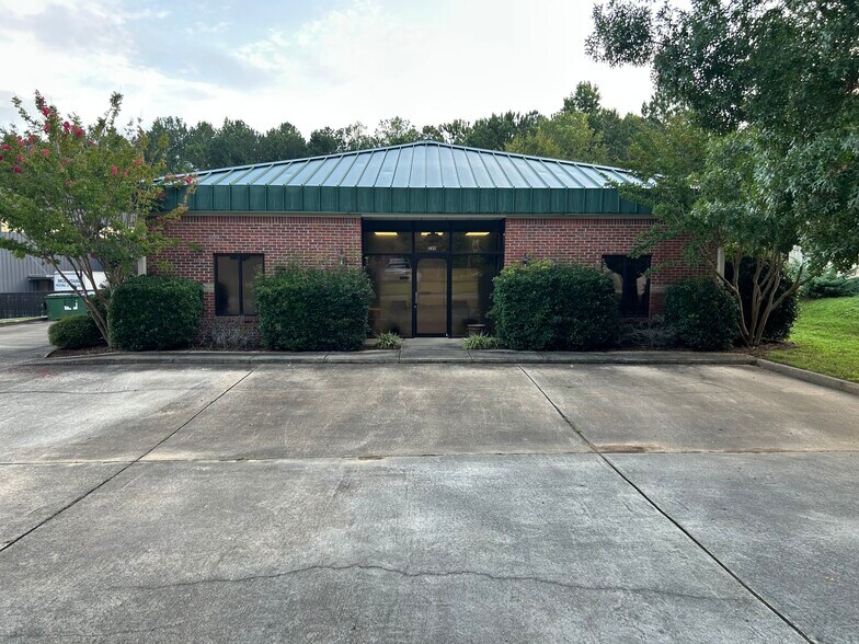 220 Applegate Trce, Pelham, AL à louer - Photo du bâtiment - Image 2 de 8