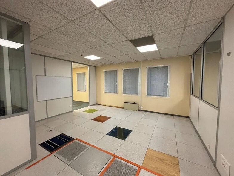 9/15 Rue Du Vieux-Pont, Nanterre for lease - Interior Photo - Image 2 of 16