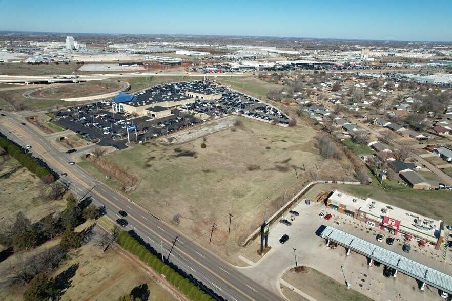 1121 E Memorial Rd, Oklahoma City, OK à vendre - Photo du bâtiment - Image 3 de 8