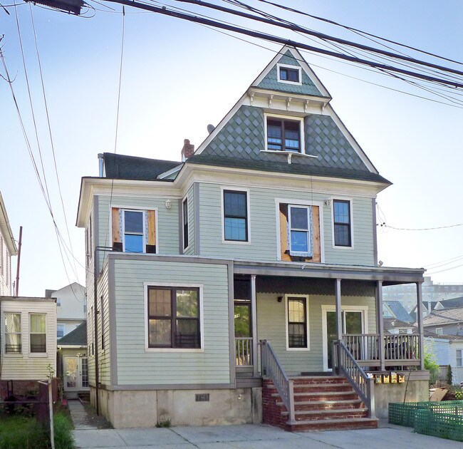 More details for 178 Beach 92nd St, Rockaway Beach, NY - Multifamily for Sale