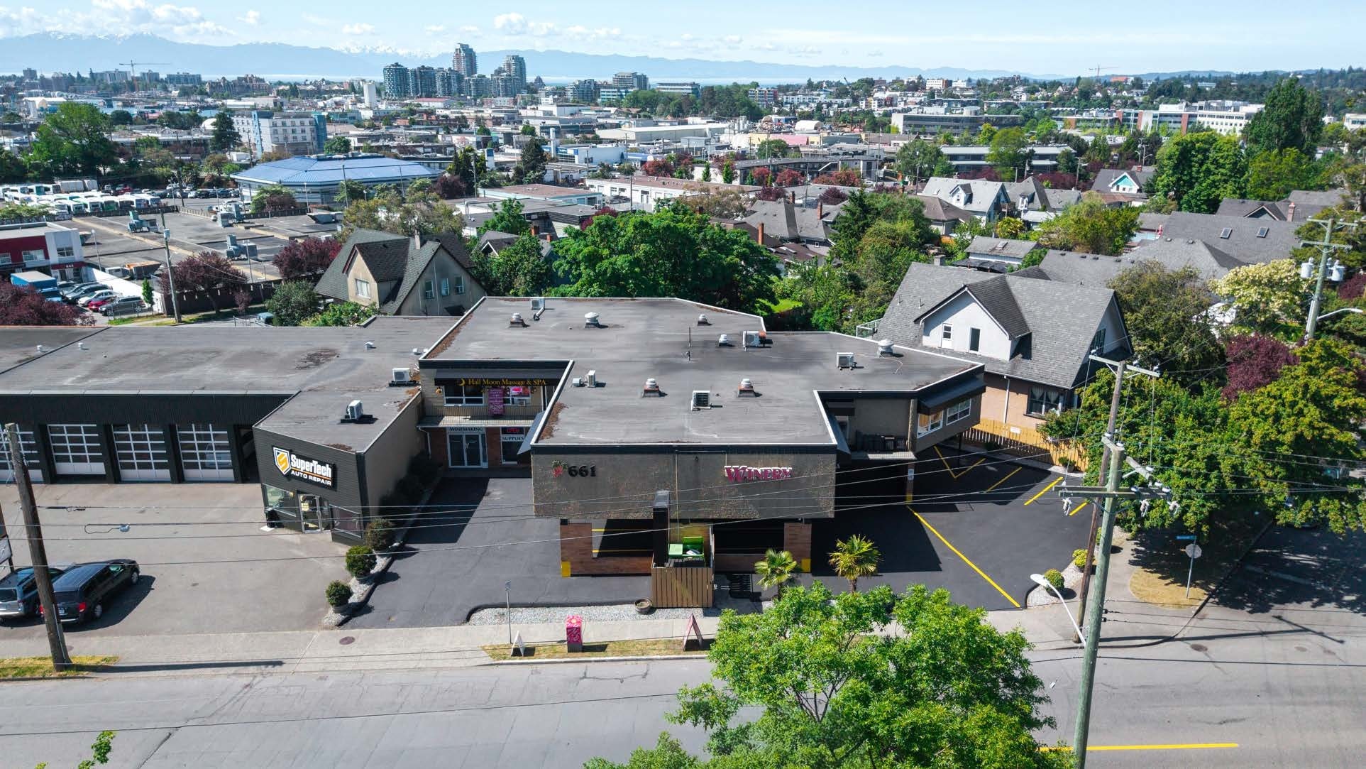 661 Burnside Rd E, Victoria, BC à vendre Photo du bâtiment- Image 1 de 5