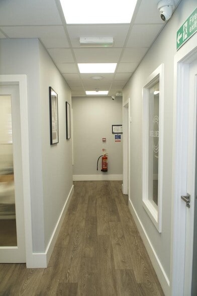 1-7 Fulham High St, London for lease - Interior Photo - Image 3 of 11