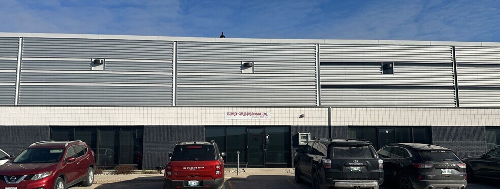 1100 Waverley St, Winnipeg, MB à louer - Photo du bâtiment - Image 2 de 8