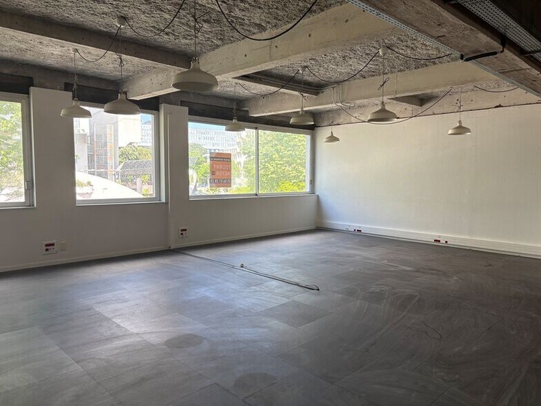 Office in Bordeaux for lease - Interior Photo - Image 2 of 6
