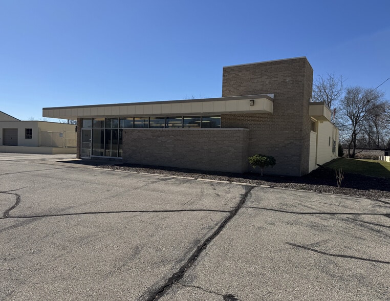3108 Roberts St, Franksville, WI for lease - Building Photo - Image 2 of 3