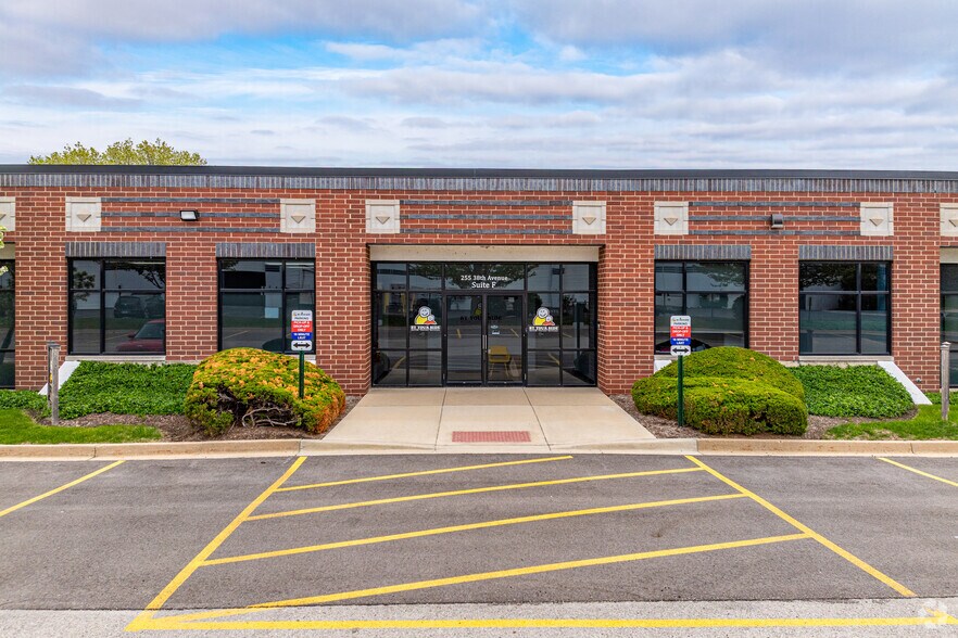 255 38th Ave, St Charles, IL à louer - Photo du bâtiment - Image 3 de 5