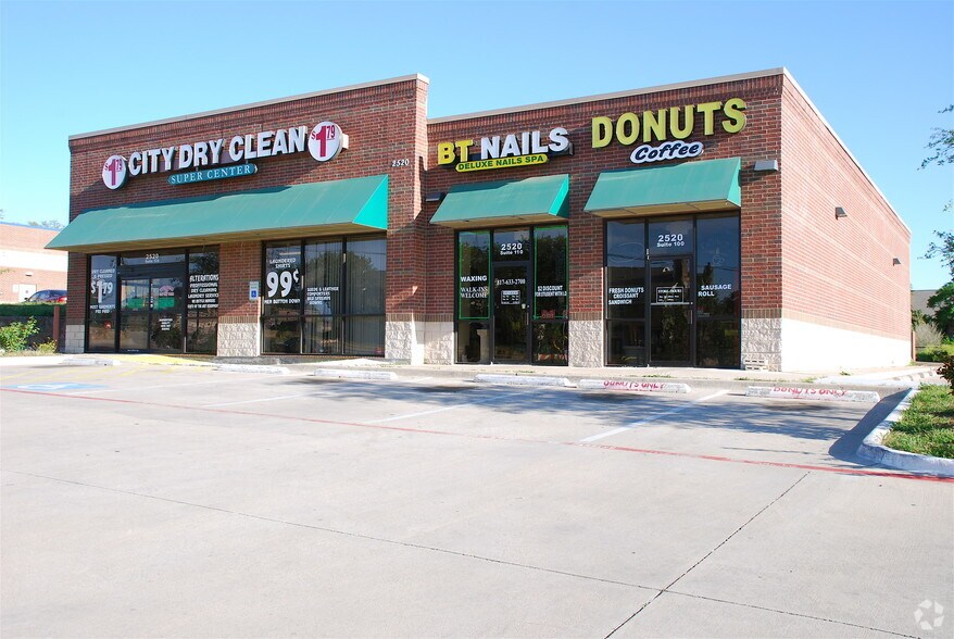 2520 NE Green Oaks Blvd, Arlington, TX à louer - Photo du bâtiment - Image 2 de 3