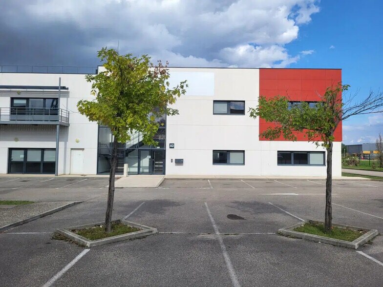 Flex dans Saint-Priest à louer - Photo du bâtiment - Image 1 de 5