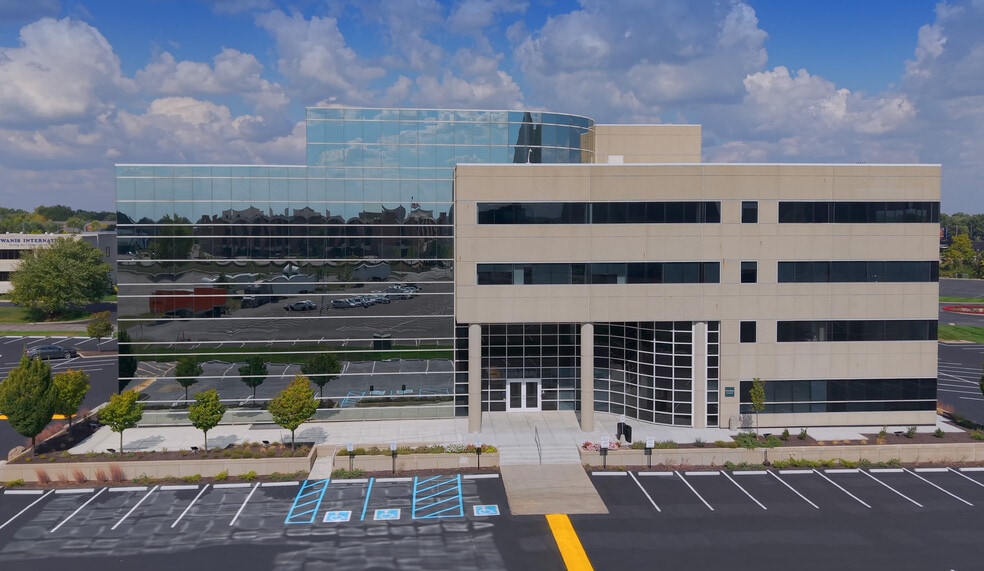 3600 Woodview Trace, Indianapolis, IN à louer - Photo du bâtiment - Image 3 de 12