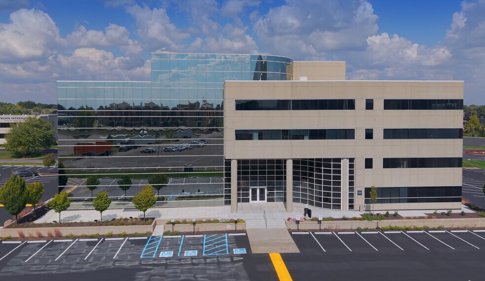 3600 Woodview Trace, Indianapolis, IN à louer - Photo du bâtiment - Image 3 de 12