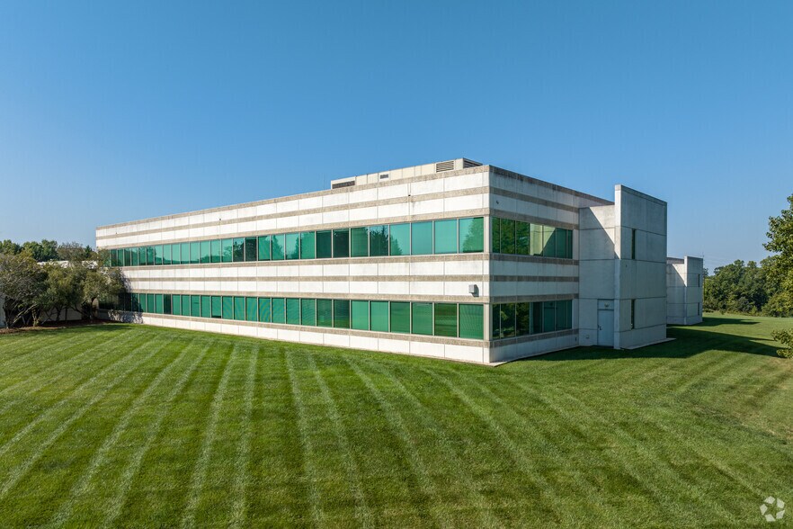 4090 Premier Dr, High Point, NC à louer - Photo du bâtiment - Image 3 de 23