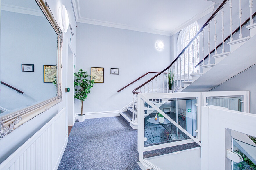 15 Rockstone Pl, Southampton for lease - Interior Photo - Image 3 of 12