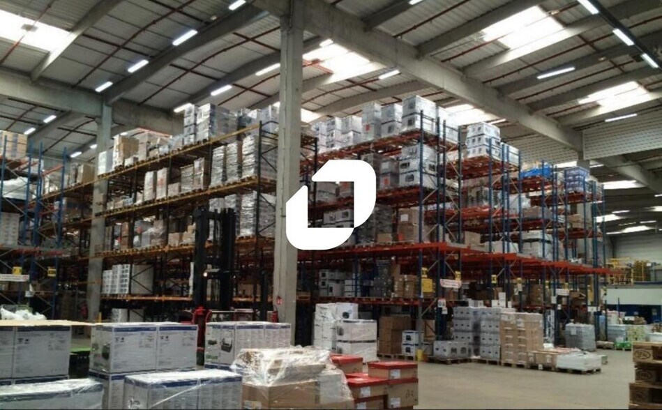 Industrial in Compans for lease - Building Photo - Image 2 of 6