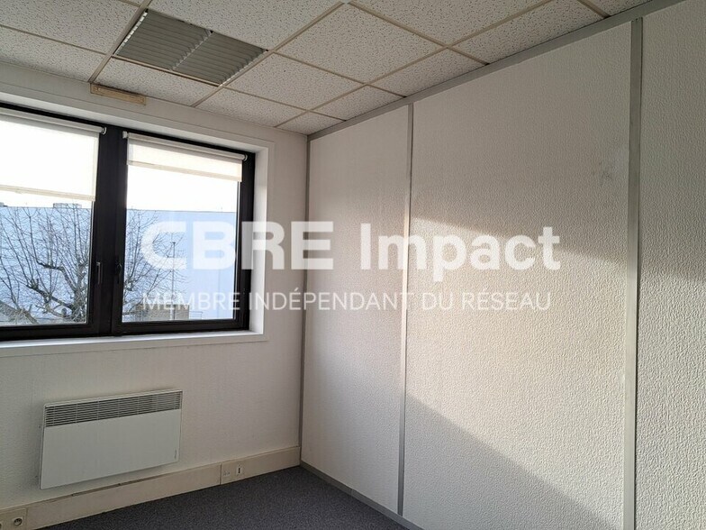 16 E Rue Du Cap Vert, Quetigny for lease - Interior Photo - Image 3 of 6