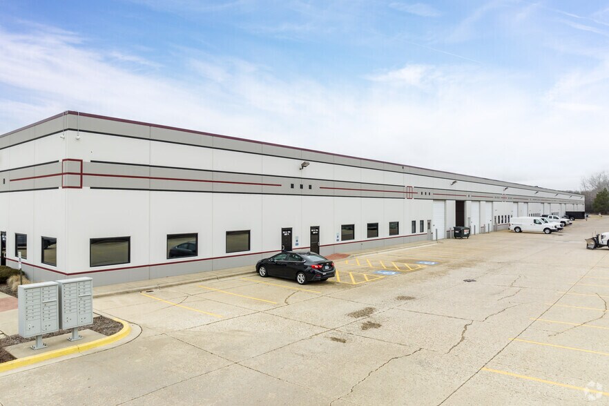 761 N 17th St, St Charles, IL à louer - Photo du bâtiment - Image 2 de 26