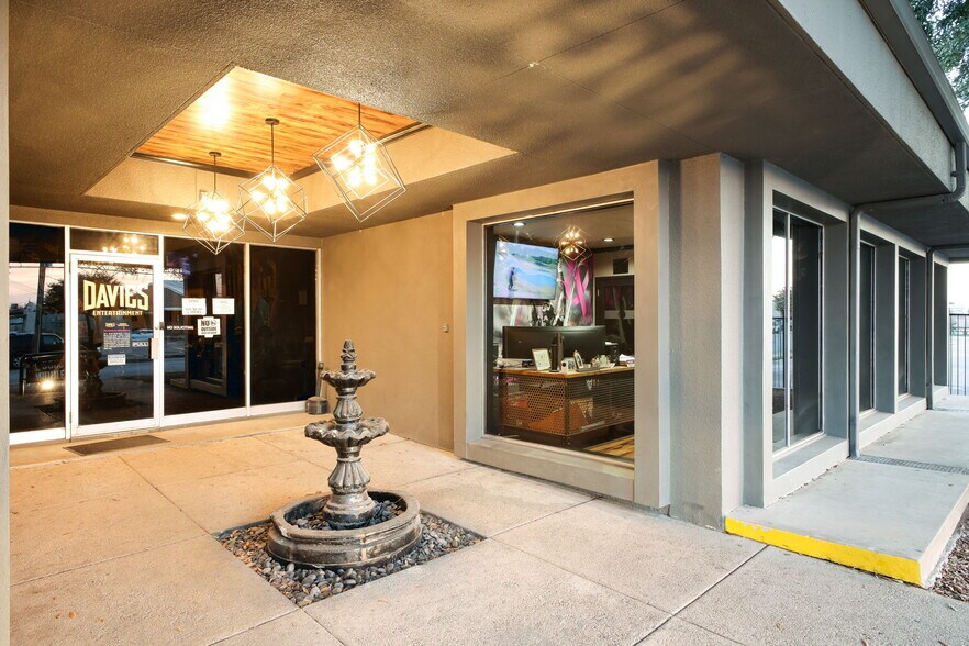 9503 Middlex Dr, San Antonio, TX à vendre - Photo du bâtiment - Image 2 de 43