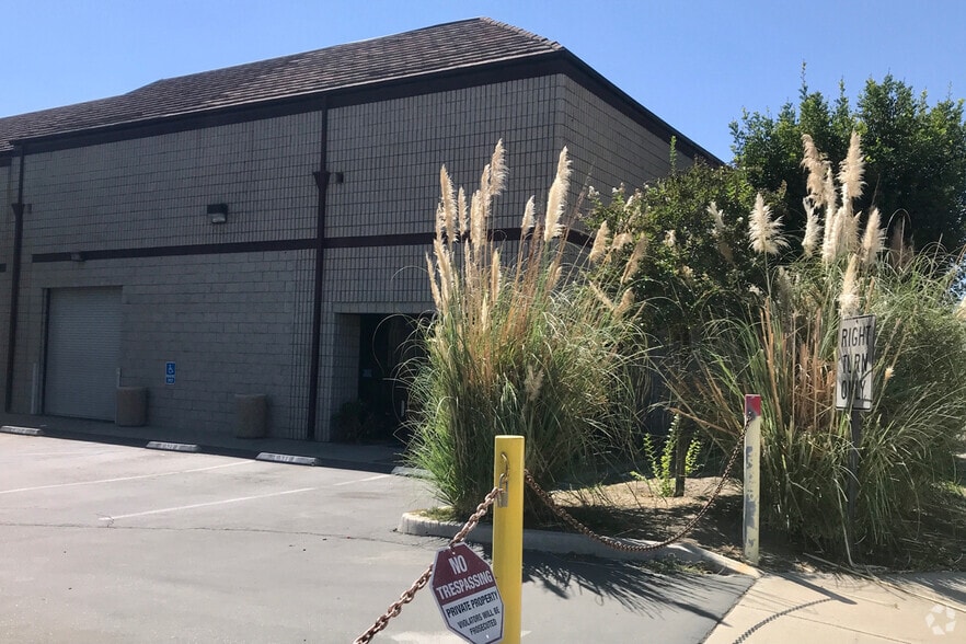 127 W Pomona St, Monrovia, CA for lease - Building Photo - Image 2 of 6