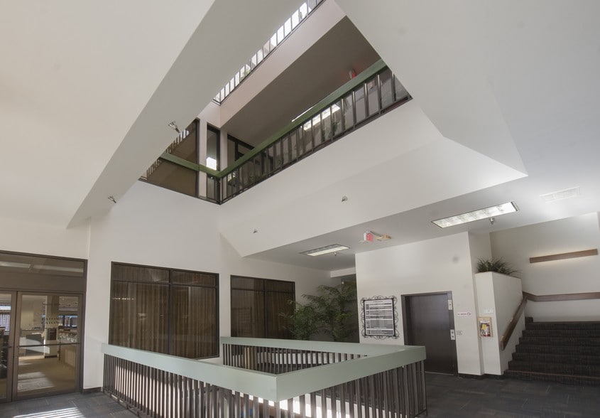 2115 kern St, Fresno, CA for lease - Lobby - Image 2 of 10