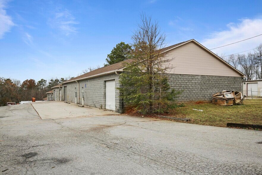 Jason Industrial Parkway Properties portefeuille de 9 propriétés à vendre sur LoopNet.ca - Photo du bâtiment - Image 3 de 16
