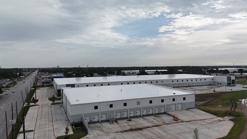 11010 Jones Rd, Houston, TX à louer - Photo du bâtiment - Image 1 de 4
