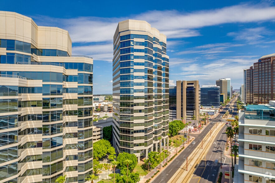 2800 N Central Ave, Phoenix, AZ à louer - Photo du bâtiment - Image 2 de 16