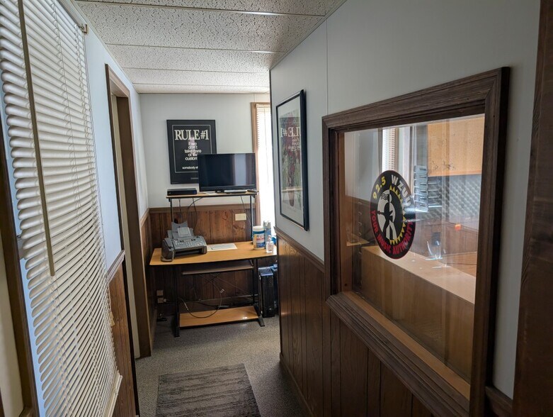706 E Allegan St, Otsego, MI à vendre - Photo intérieure - Image 3 de 11
