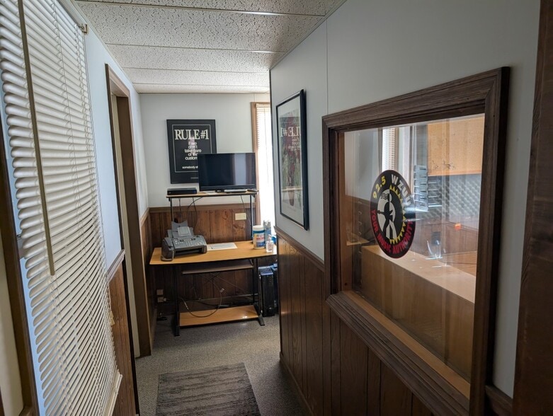 706 E Allegan St, Otsego, MI à vendre - Photo intérieure - Image 3 de 11