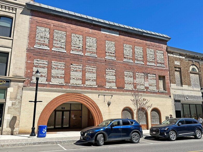 155-165 Main Street, Waterville portefeuille de 2 propriétés à vendre sur LoopNet.ca - Photo du bâtiment - Image 2 de 9