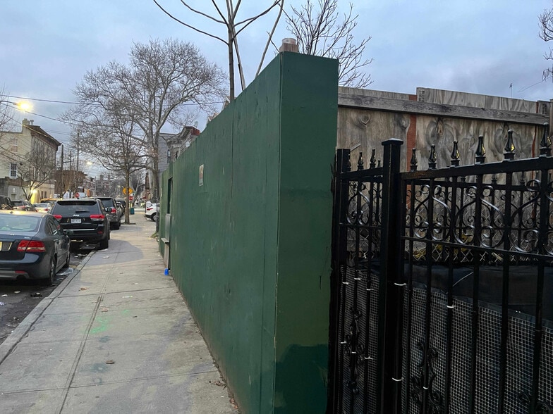 601 Ashford St, Brooklyn, NY for sale - Building Photo - Image 2 of 4