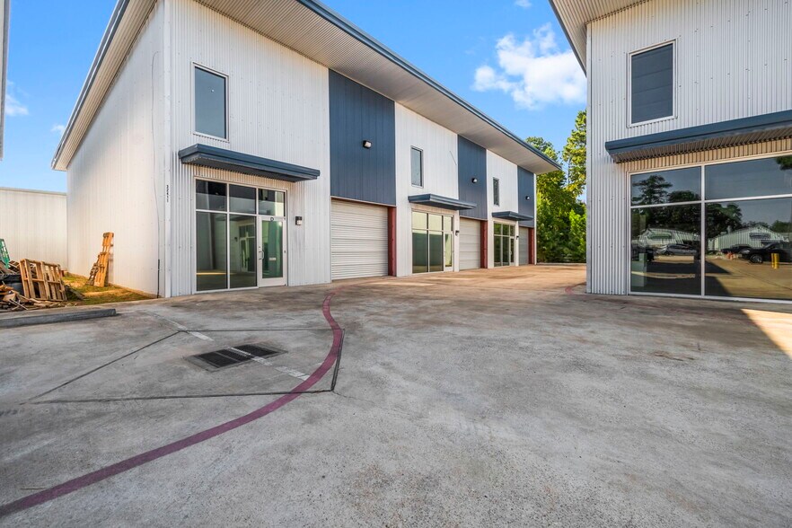 32411 Tamina Rd, Magnolia, TX à louer - Photo du bâtiment - Image 2 de 2