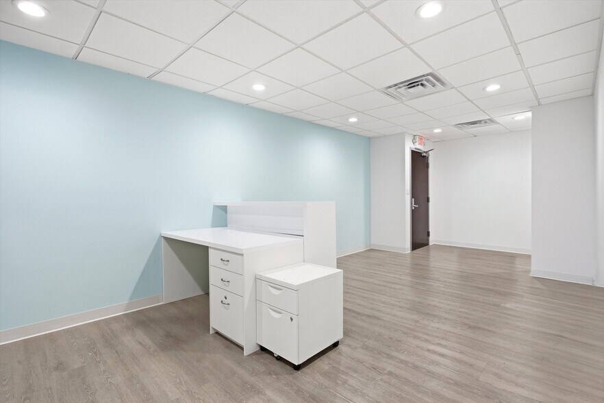 7300-7330 SW 62nd Pl, South Miami, FL à vendre - Photo intérieure - Image 3 de 9