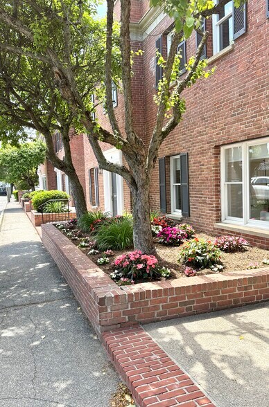 39-51 Pine St, New Canaan, CT à vendre - Photo du bâtiment - Image 2 de 15