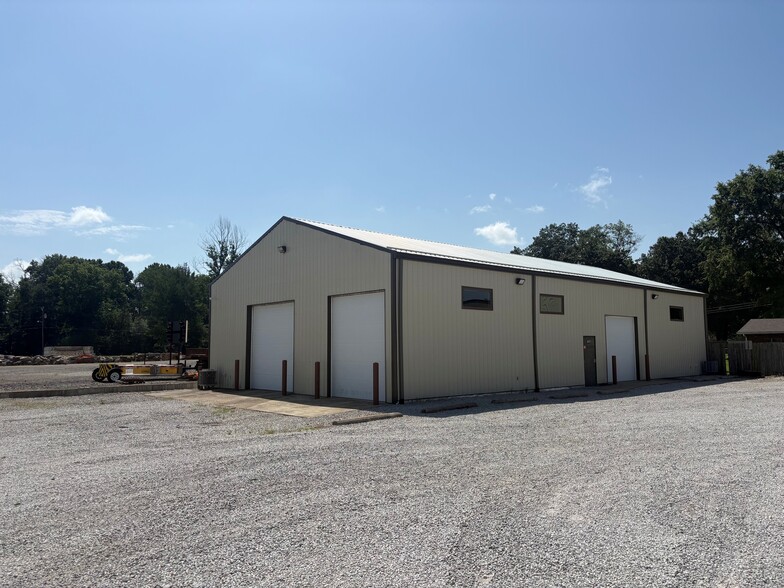 1698 E Davis Dr, Terre Haute, IN for lease - Building Photo - Image 1 of 12