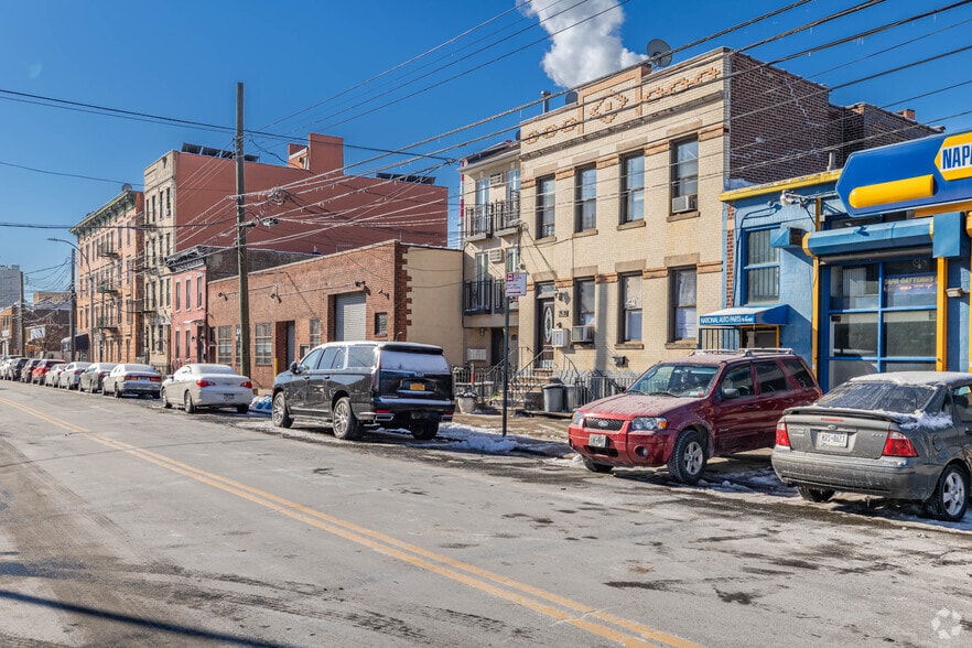 3544 11th St, Astoria, NY for lease - Building Photo - Image 1 of 5