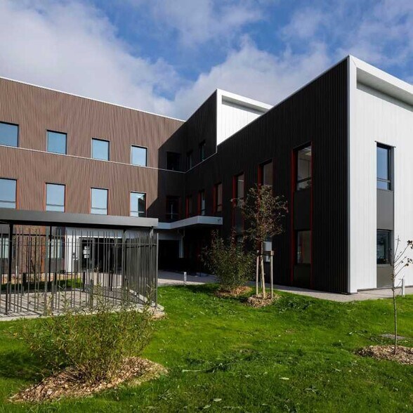 Office in Montluel for lease - Building Photo - Image 3 of 9