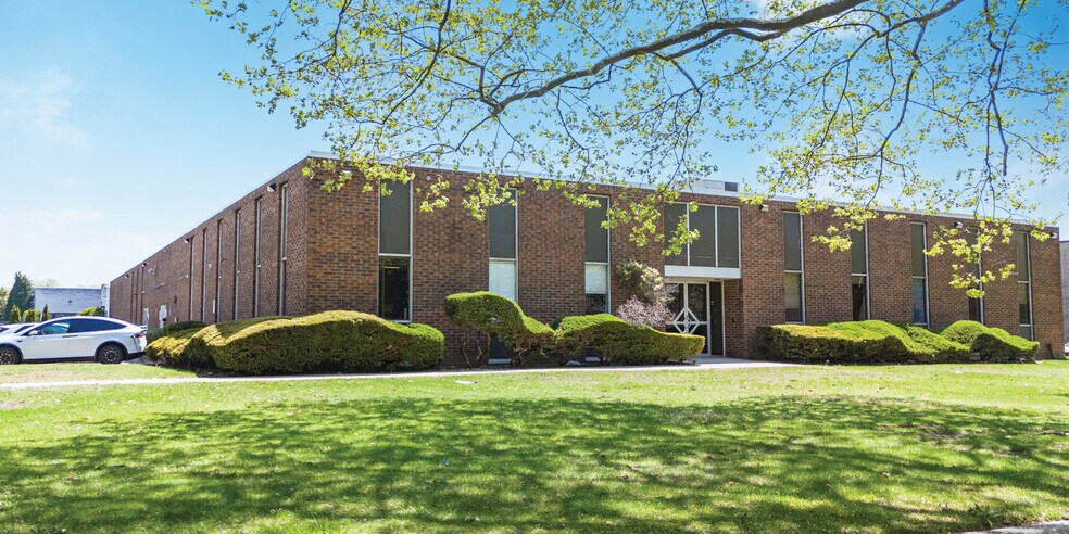 35 Hoffman Ave, Hauppauge, NY à vendre - Photo du bâtiment - Image 3 de 6