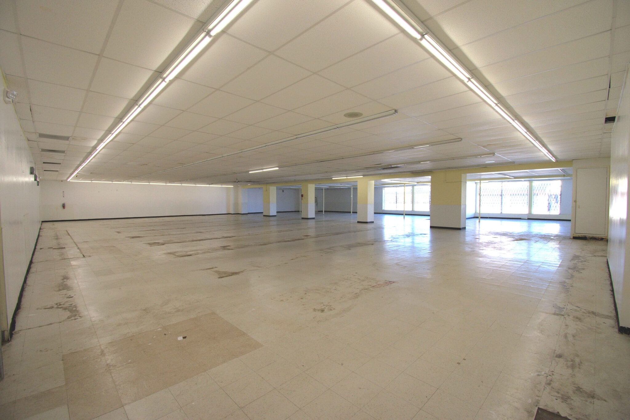 5101 W Division St, Chicago, IL for sale Interior Photo- Image 1 of 5