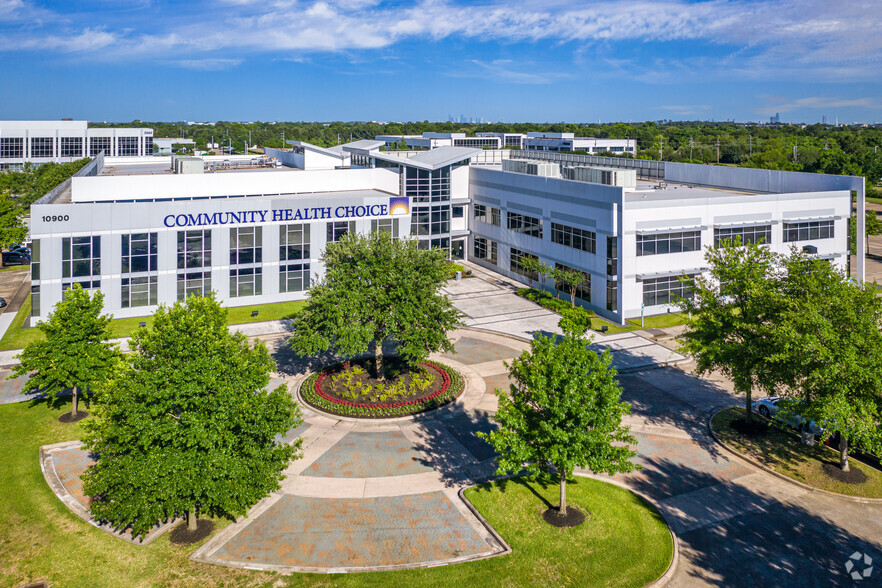 10900 Corporate Centre Dr, Houston, TX for lease - Building Photo - Image 1 of 6